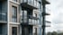 Mehrfamilienhaus mit Solarmodulen am Balkon