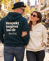 Paar in einer Gasse, der Mann trägt einen petrolfarbenen Wearmorrow® Hoodie mit der Rückenbotschaft Respekt beginnt bei dir