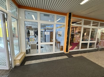 Eingangsbereich des Ladenlokals mit Glasfront und Auslage