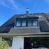 Photovoltaikanlage rund um eine breite Dachgaube