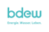 BDEW-Logo in Türkis auf dunkelgrünem Grund: „bdew“ und darunter „Energie. Wasser. Leben.“