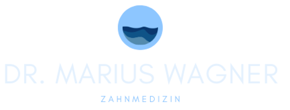 Logo Dr. Marius Wagner Zahnmedizin mit blauem Kreis, der stilisierte Wellen darstellt.