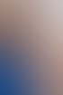 Eine Therapeutin in blauem Oberteil massiert die Schultern einer Frau mit lockigem Haar.