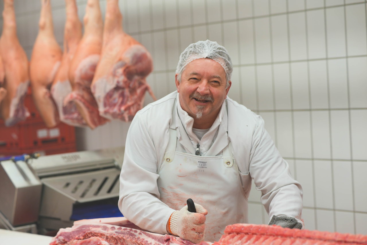 Metzger in der eigenen Produktion der Metzgerei Böhmfelder