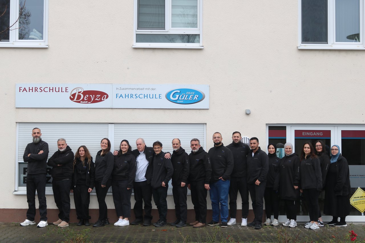 Teamfoto der Fahrschule Güler am Standort Raunheim.