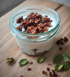 Protein-Dessert mit Zwetschgen und knusprigem Crumble