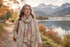 Frau um die fünfzig beim Spaziergang im Herbstlicht
