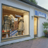 Schaufenster eines Trachtengeschäfts mit Dirndl-Trachten, Lederhose und Schild "Dirndl-Truhe".