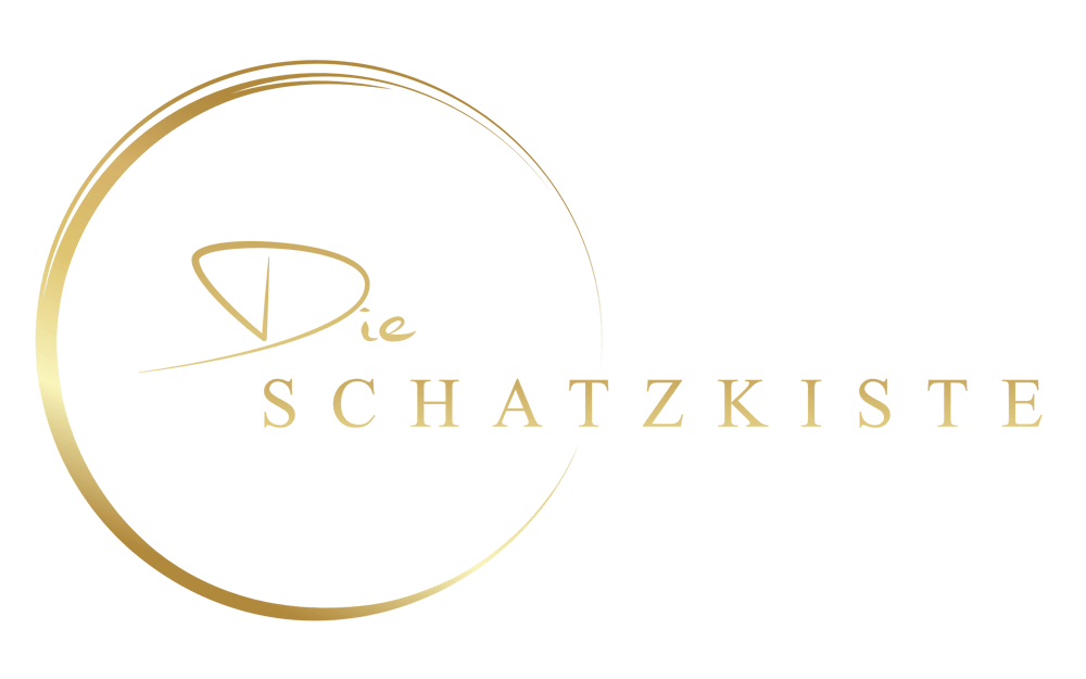 Goldener Text "Die SCHATZKISTE" auf dunkelgrünem Hintergrund, wobei "Die" in einer goldenen Kreisform ist.