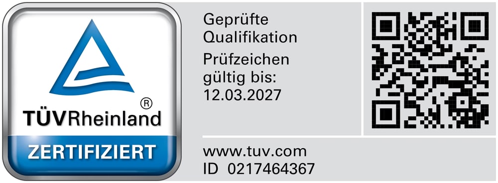 TÜV Rheinland ZERTIFIZIERT-Siegel mit QR-Code, Text „Geprüfte Qualifikation Prüfzeichen gültig bis: 12.03.2027 www.tuv.com ID 0217464367“.