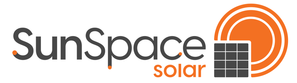 SunSpace Solar Logo mit dunkelgrauem Text und orangefarbenem Solar-Symbol.