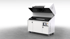 Ein weißer Stratasys 3D-Drucker mit geöffneter Oberseite und einem Bildschirm auf der Vorderseite.