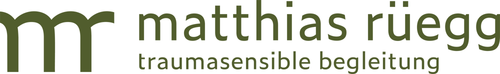 Logo mit den Wörtern "matthias rüegg" in dunkler Schrift auf grünem Hintergrund, links ein abstraktes "mr".