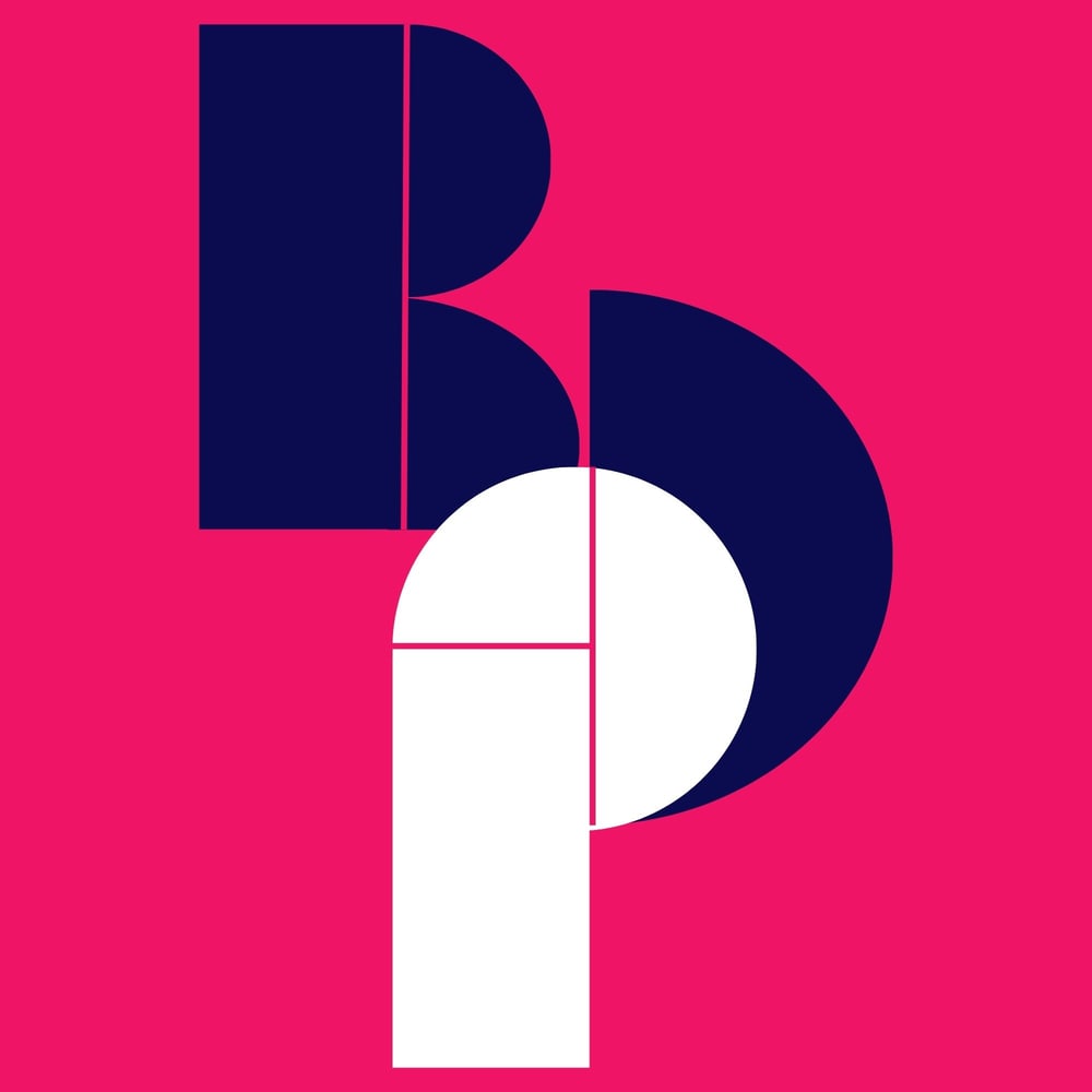 Logo: schwarze Kamera mit Text "Dorothea Brandt FOTO- UND VIDEOGRAFIN" in einem weißen Kreis. 