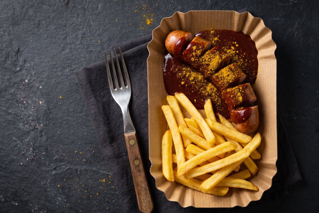 Currywurst mit Pommes