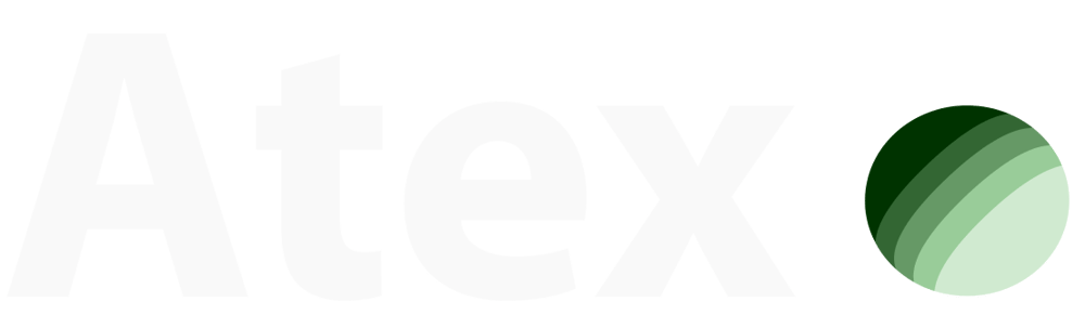 Atex Logo: Weißer Text "Atex" mit einem grünen, gestreiften Kreis auf grünem Hintergrund.