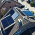 Photovoltaikanlage neben einer Dachgaube aus der Vogelperspektive
