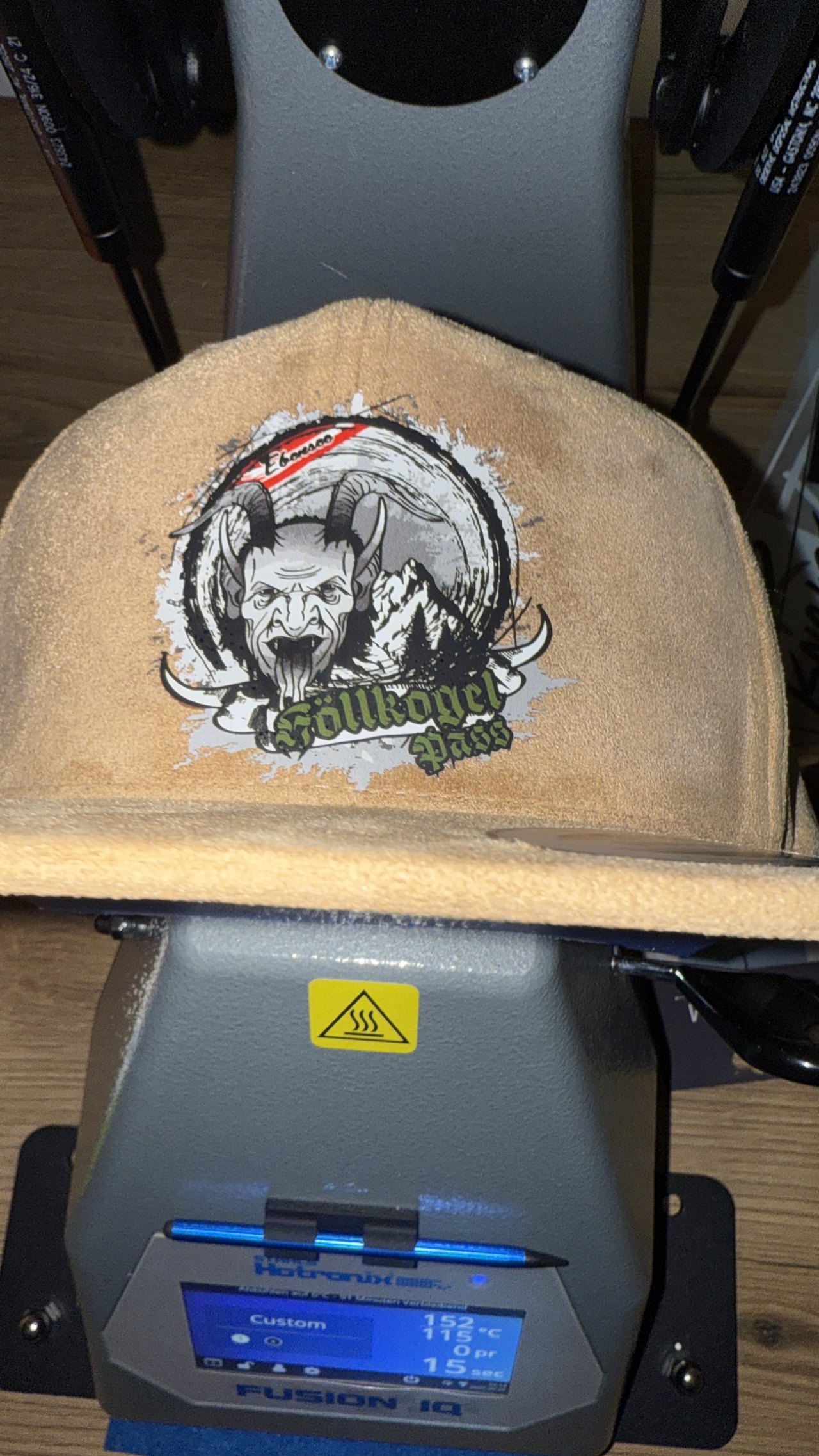 Beige Kappe in der Transferpresse mit Krampus-Motiv Höllkogel Pass