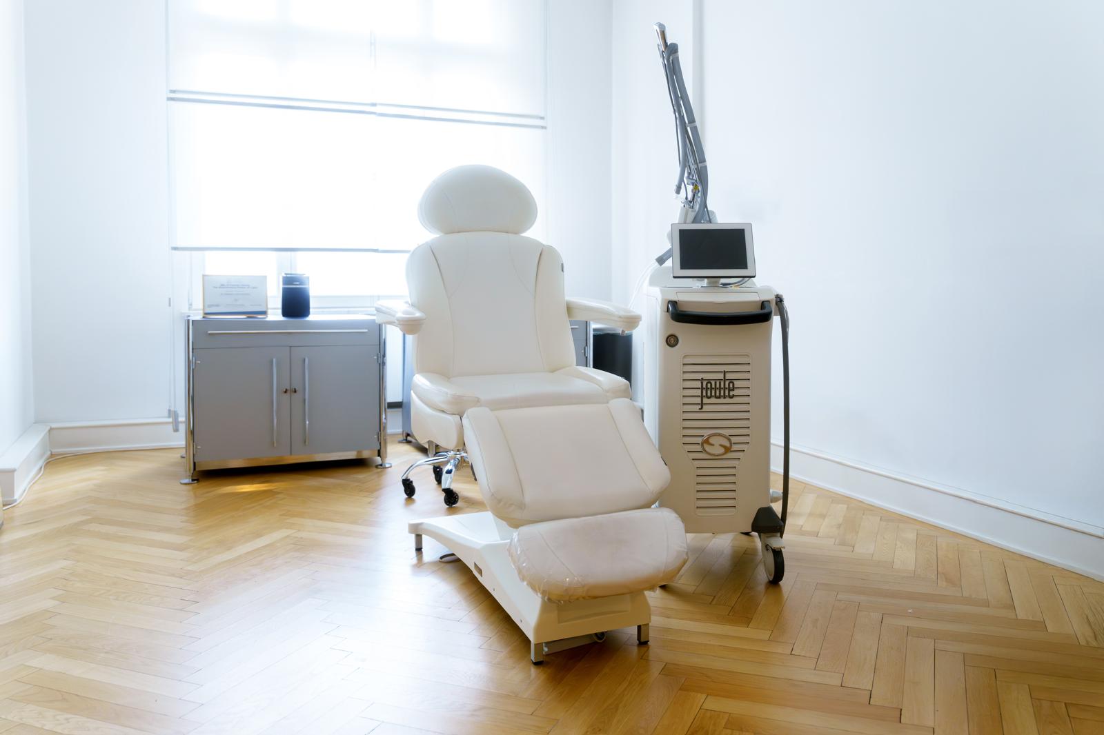 Behandlungsraum der Praxis AVANA Aesthetics in München-Bogenhausen