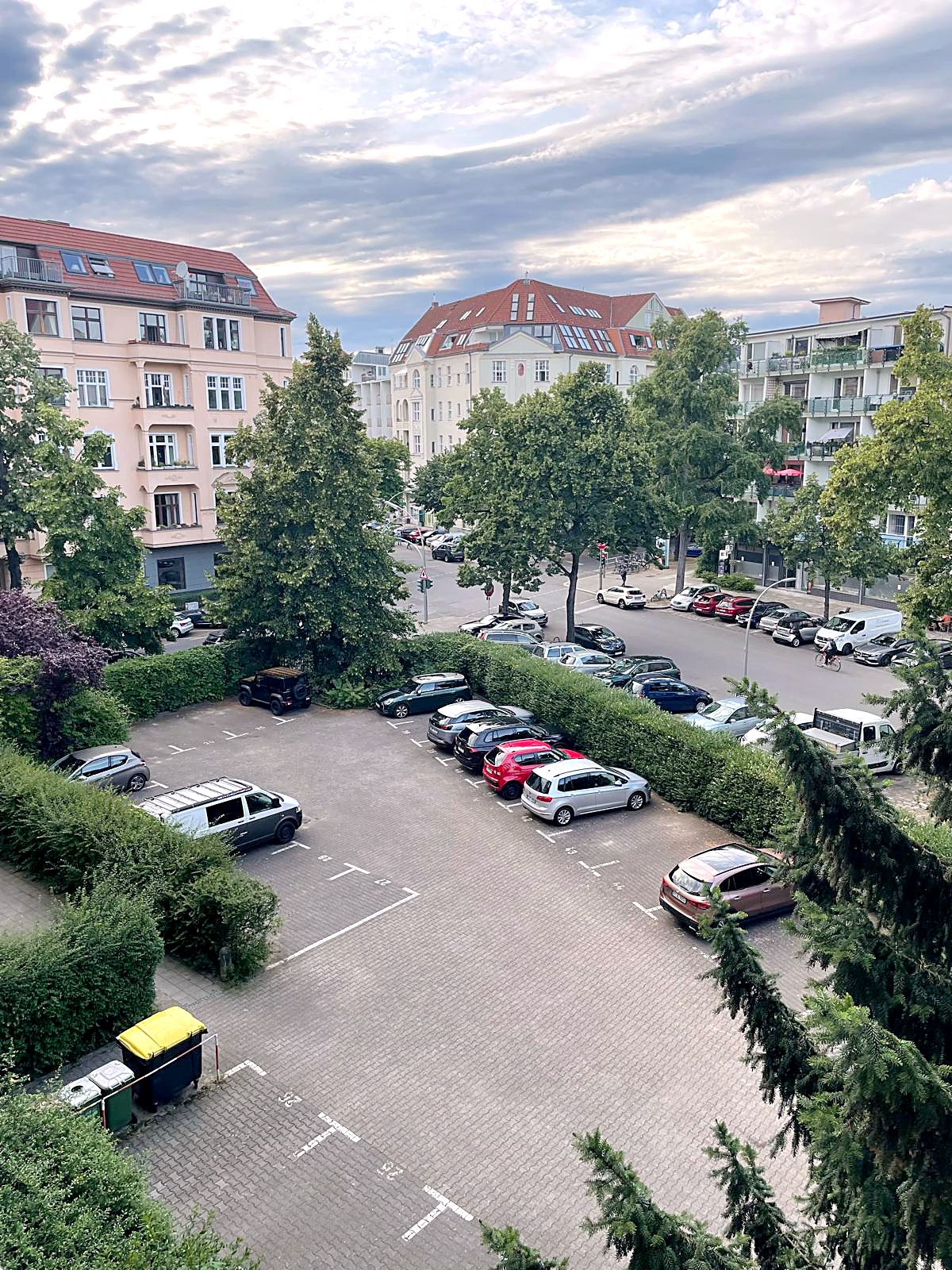 Begrünter Innenhof mit Stellplätzen