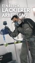 Ein Lackierer in Schutzkleidung und Maske sprüht Farbe auf ein Autoteil. Text: EINBLICK LACKIERER ARBEITSTAG.