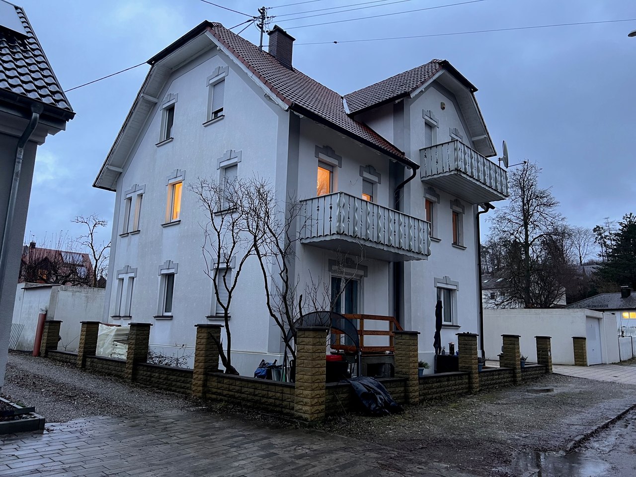 Dreifamilienhaus Westheimer Straße 1 in Neusäß-Westheim mit Balkonen und Garagen