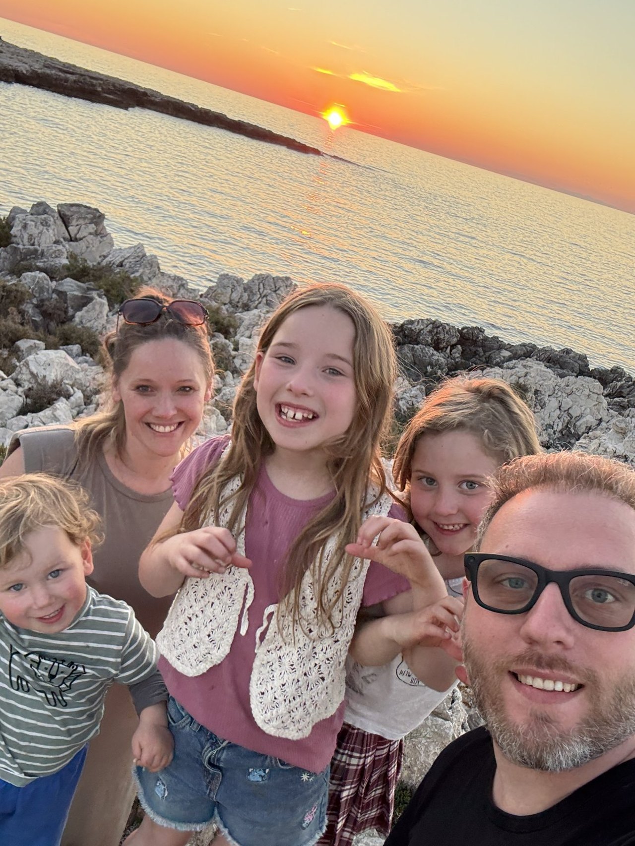 Sina und Denny Elia mit ihren drei Kindern am Meer
