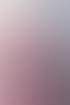 Eine lächelnde Frau mit Brille, blondem Haar, rosa Schal und schwarz-weiß kariertem Oberteil lehnt an einer weißen Wand.