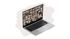 Ein silberner Laptop zeigt einen Videokonferenz-Bildschirm mit vielen Teilnehmern.