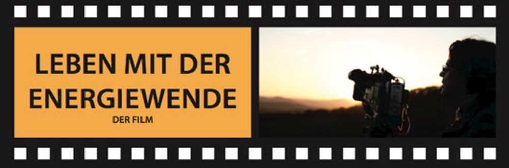 Filmstreifen mit Text "LEBEN MIT DER ENERGIEWENDE DER FILM" und Silhouette einer Person, die eine Kamera filmt.
