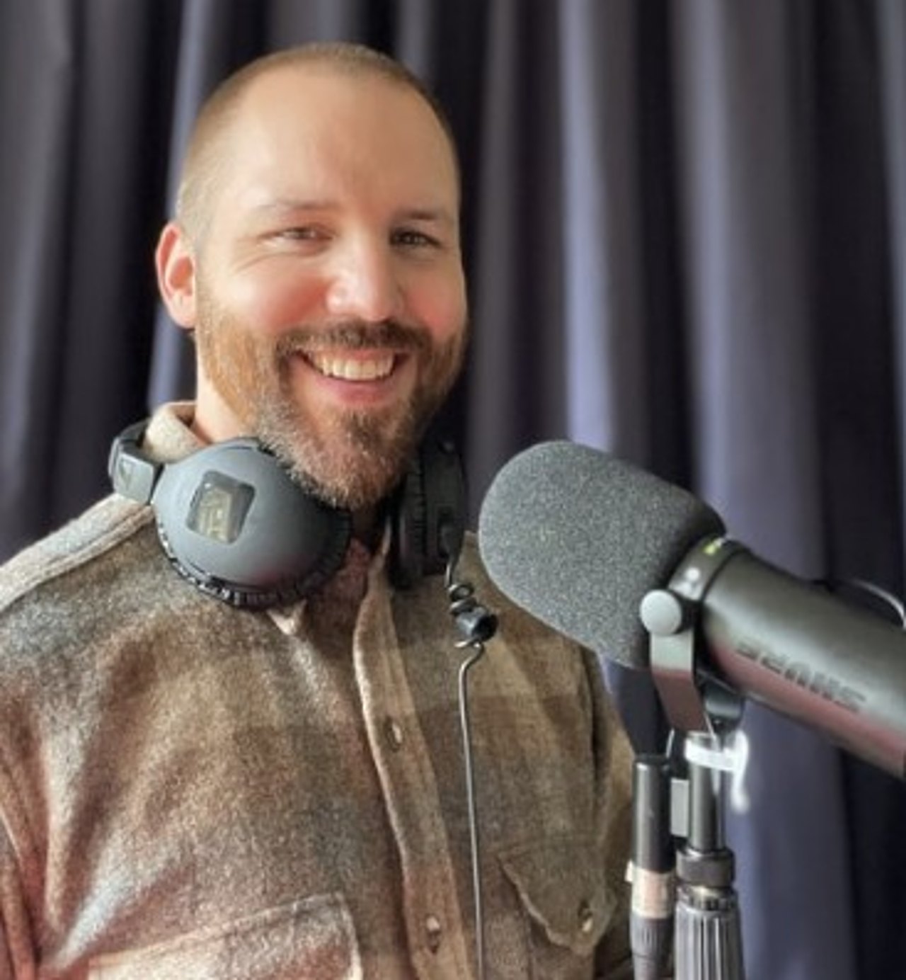 Pierre Huber, professioneller Sprecher aus Baden-Baden, im Tonstudio am Mikrofon