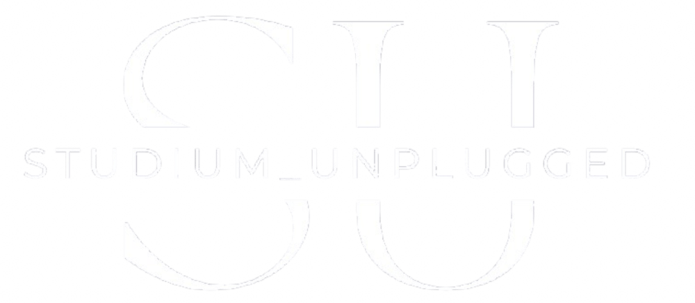 Grünes Logo mit den weißen Buchstaben "STUDIUM_UNPLUGGED" in der Mitte, umgeben von großen weißen "SU"-Buchstaben.