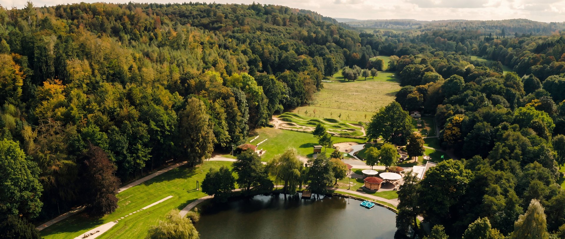 Luftaufnahme des Naturerlebnis Aatal in Bad Wünnenberg mit Paddelteich, Kurpark und Wald