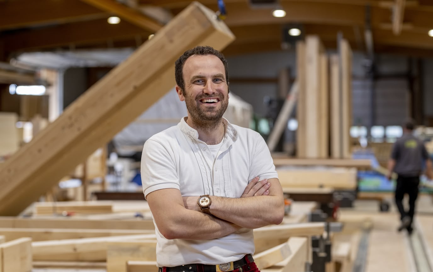 Zimmerer aus dem Team von Holzbau Stocksiefen in der Halle