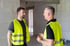 Dirk Abel und Dominik Walter im Gespräch auf der Baustelle