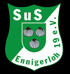 Grün-weißes Wappen mit "SuS" oben, "Ennigerloh" und "19 e.V." unten; drei Muscheln in der Mitte.