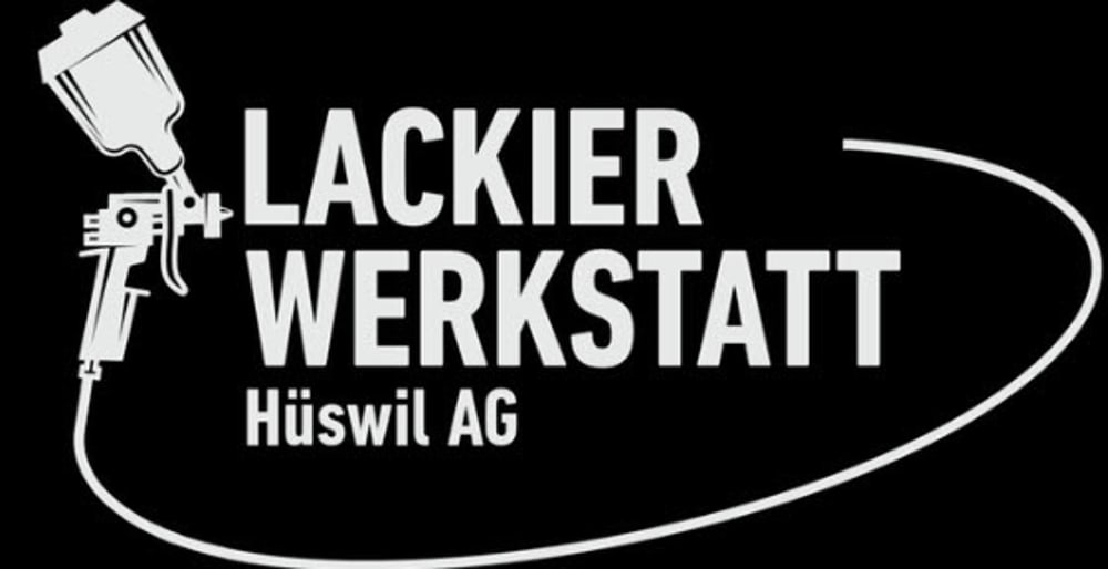 Spritzpistole, "LACKIER WERKSTATT Hüswil AG" in Weiß auf schwarzem Hintergrund, mit geschwungenem Rahmen.