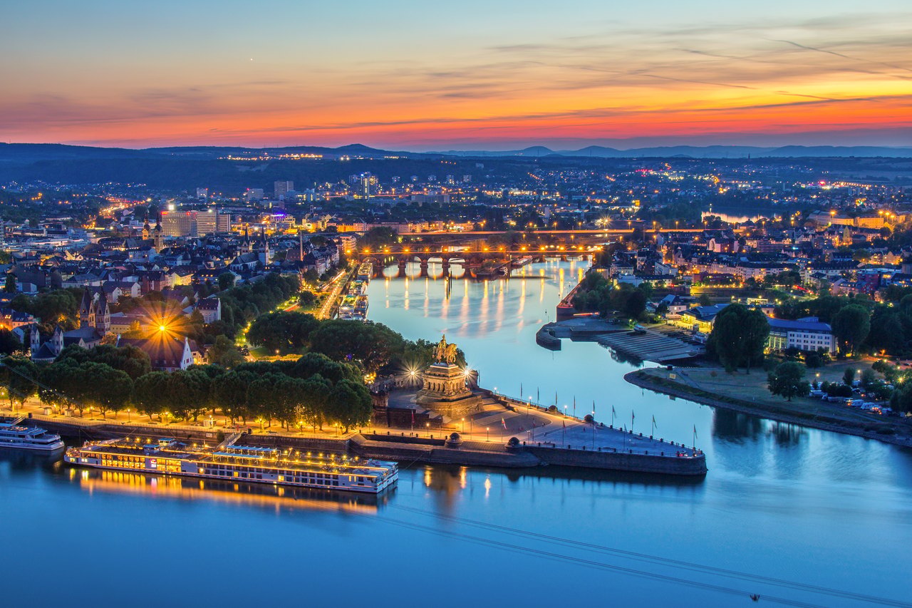 Das Deutsche Eck in Koblenz am Abend, wo Mosel und Rhein zusammenfließen