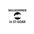 Schwarzer Text "WILLKOMMEN In ST+GOAR" mit einem runden Logo, das eine Burg darstellt, auf grünem Hintergrund.