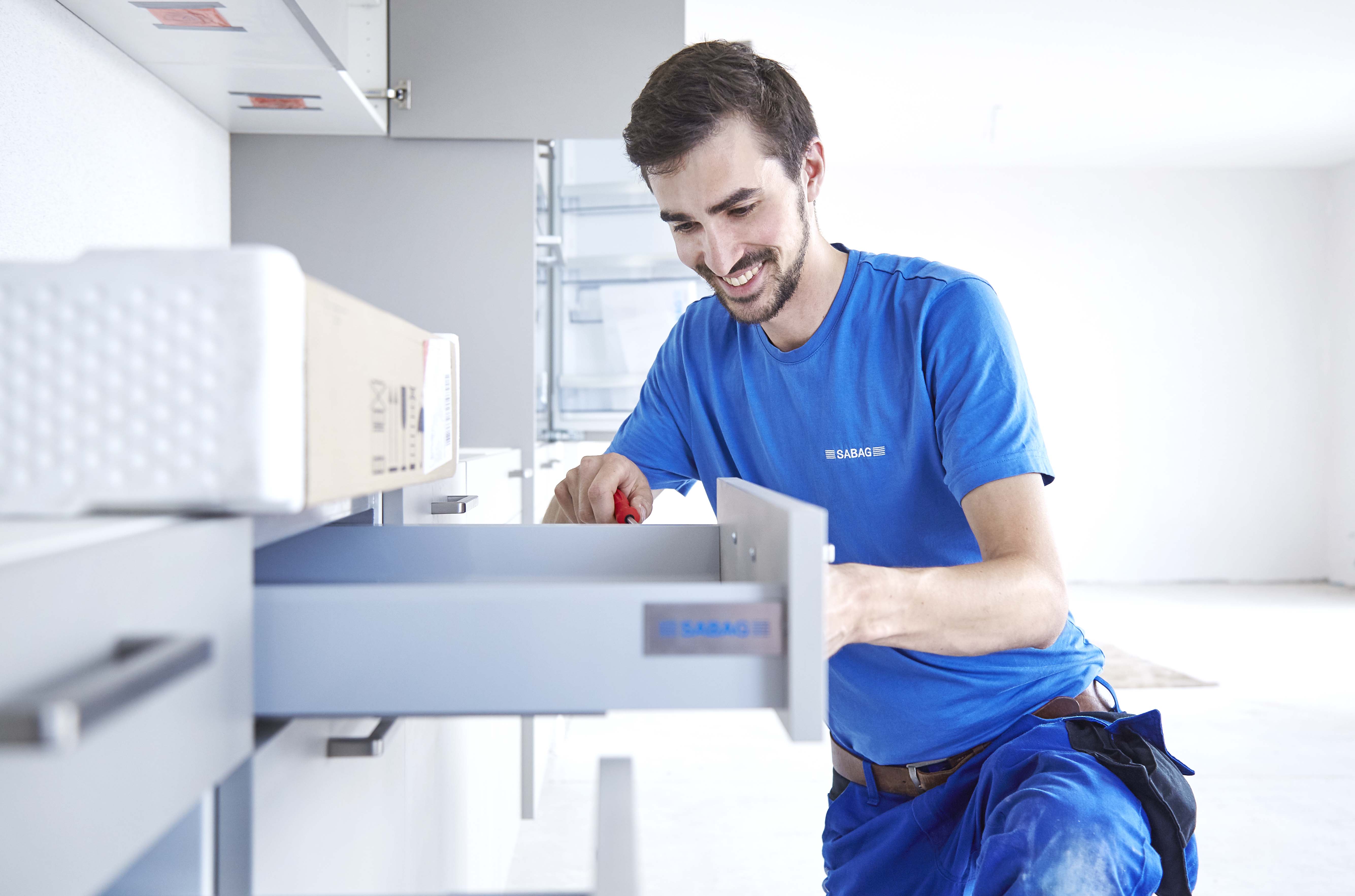 Servicemonteur bei der Montagearbeit an einer modernen Küche