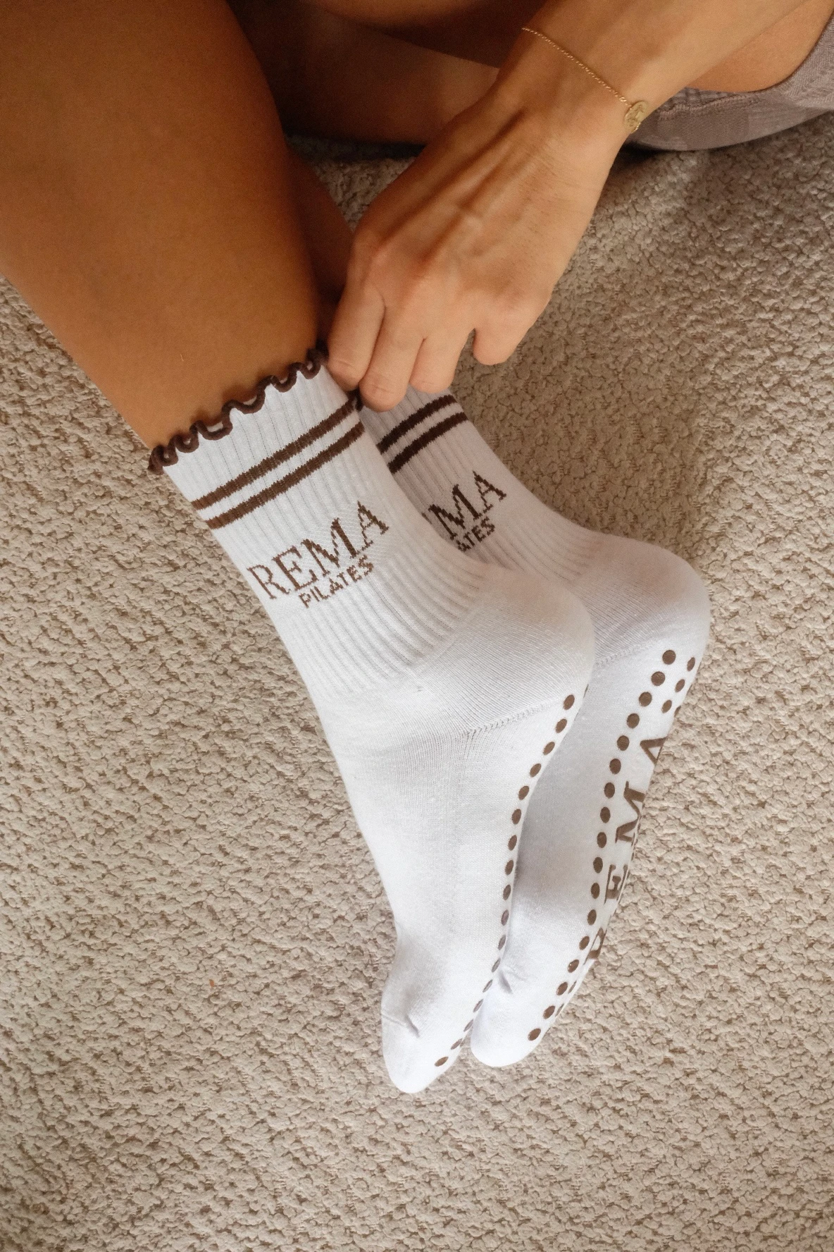 Rüschen-Grip-Socken mit Ruffle-Cuff und eingestricktem Logo für Pilates-Studios von Refinesocks