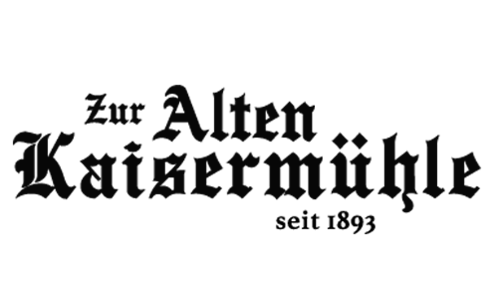 Schwarzer Schriftzug „Zur Alten Kaisermühle“ in altdeutscher Frakturschrift auf dunklem Hintergrund.