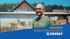 Sebastian Jentzsch von SJ Energy lächelt vor einem Wohnhaus, mit dem Hashtag #KRASSEKÖPFE im Vordergrund.