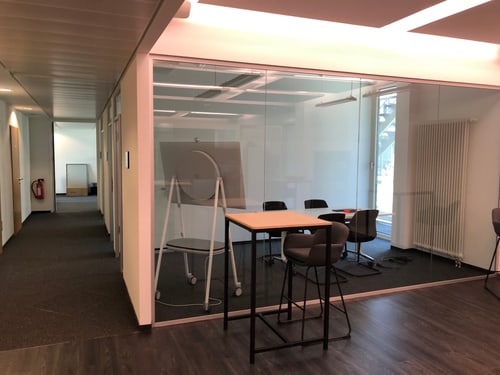Konferenzraum mit Glastüren, Tisch und Stühlen