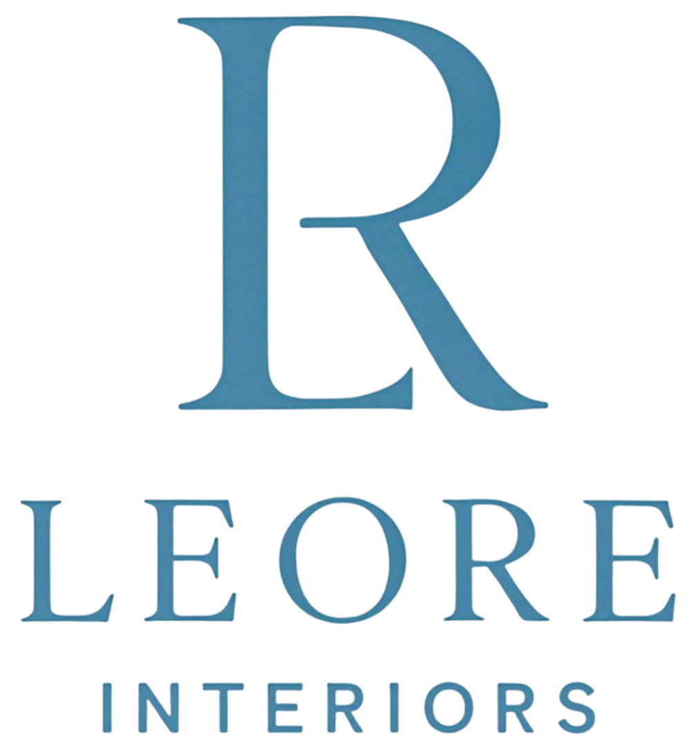 Leore Interiors Logo mit großem, blauem "R" und dem Text "LEORE INTERIORS" darunter.