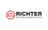 Richter Gebäudedienste Logo mit rotem Kreis, der ein stilisiertes Dach umgibt, neben schwarzem Text "RICHTER Gebäudedienste".