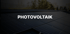 Solarmodule auf einem Dach mit dem Text "PHOTOVOLTAIK".