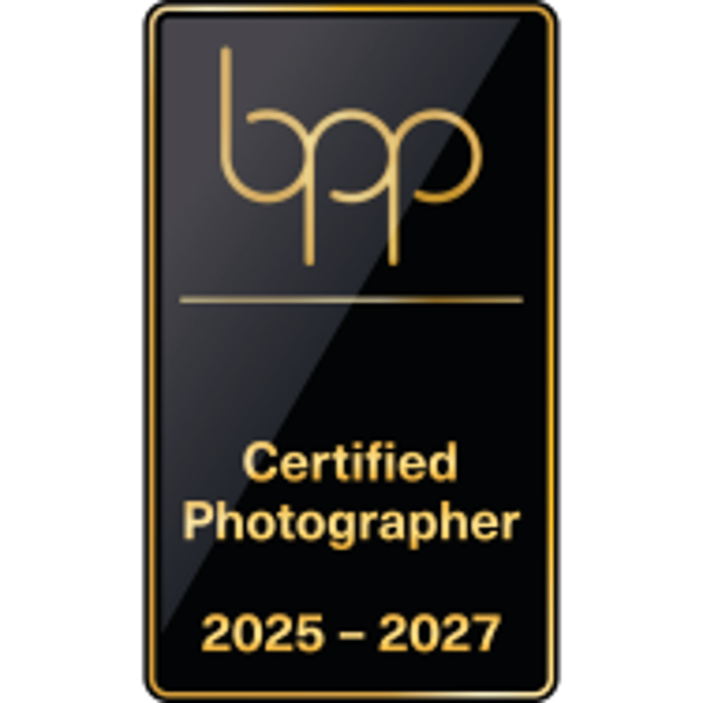 Schwarz-goldenes Siegel mit "bpp" Logo, "Certified Photographer" und "2025 - 2027" in Weiß.