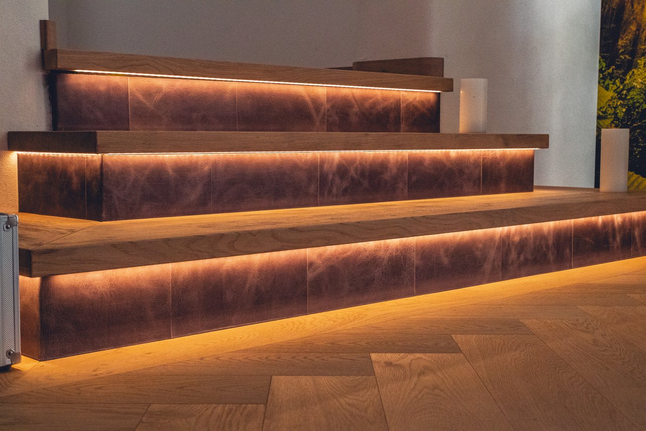 Mit Holz verkleidete Treppe in einem Wohnhaus in Nidderau