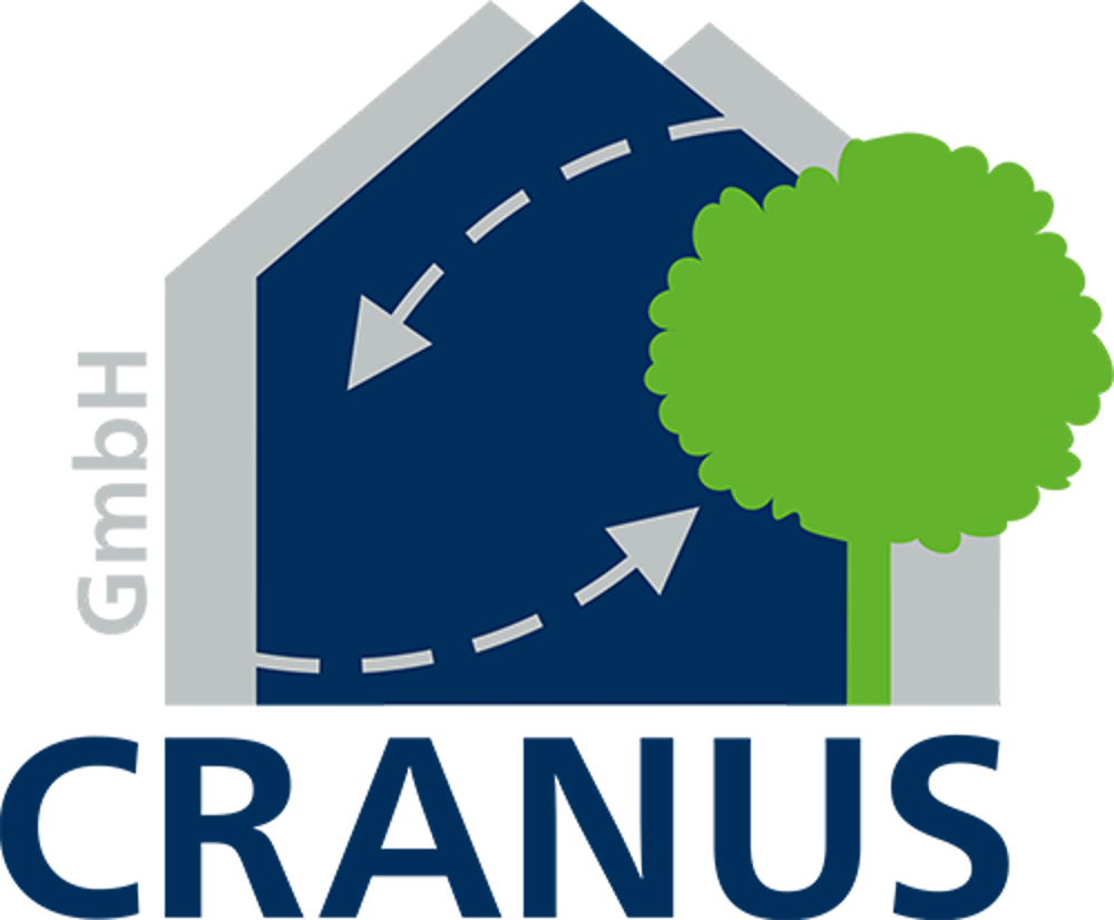 CRANUS GmbH Logo: Graues Haus mit Baum, blauer Straße und Pfeilen.
